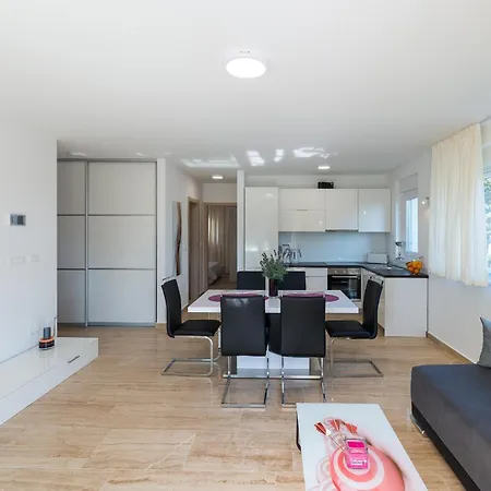 Apartment With Parking Space - 18539
