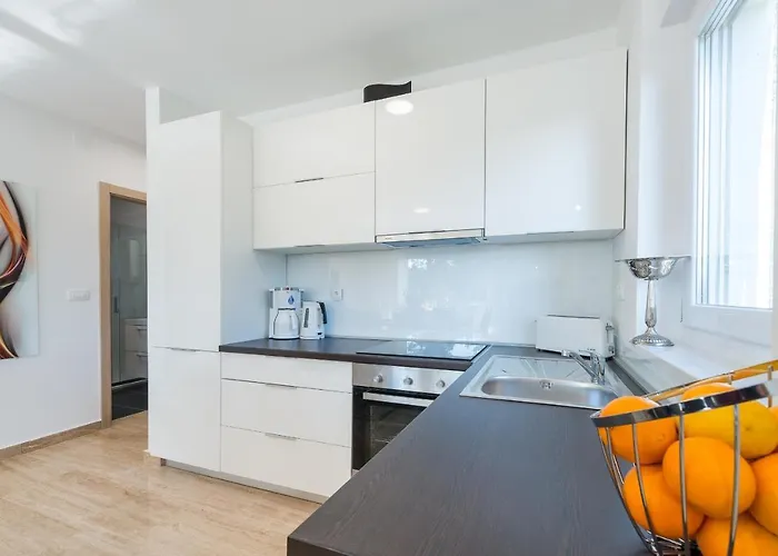 Apartman With Parking Space - 18539 *